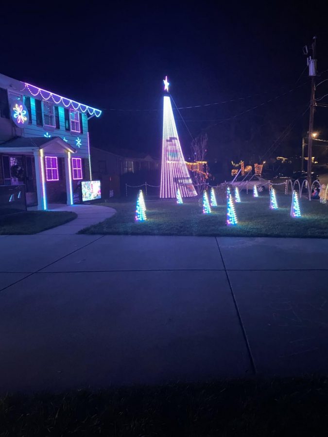 The TV and a loud voice listed how to view the lights. The house could be viewed from a car or from a sunroof with limited people viewing on foot from the sidewalk.